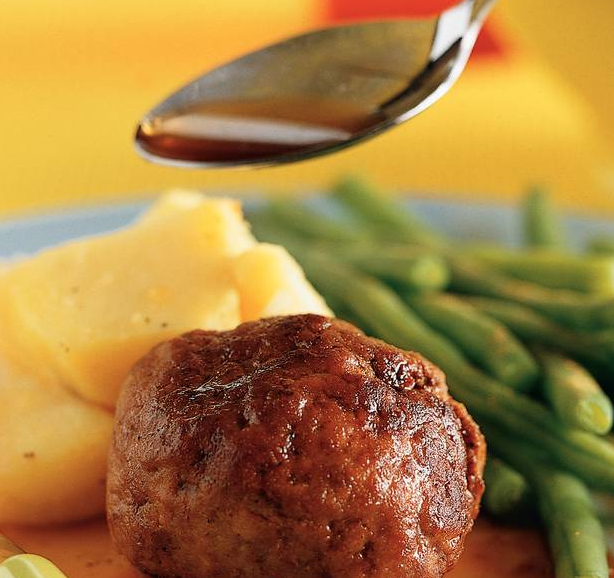 Kalfsgehaktbal met aardappels en groente